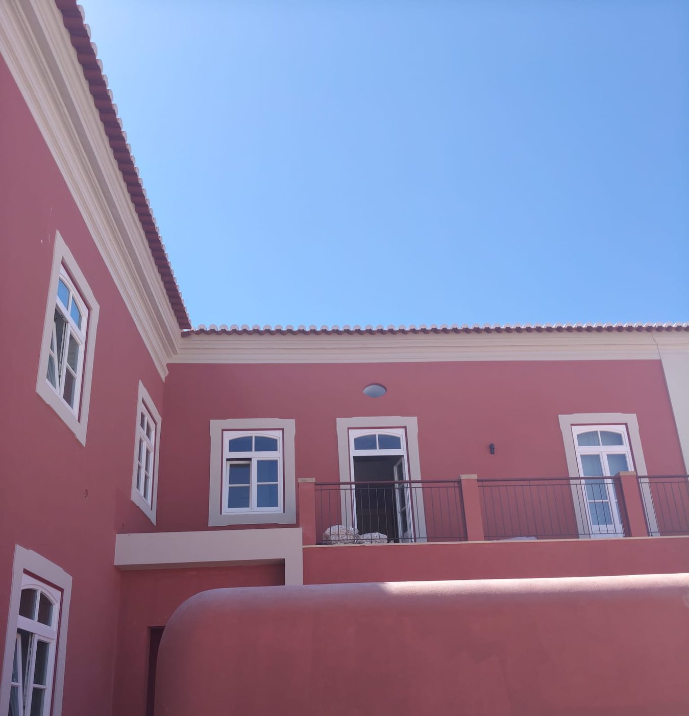 Casa da Coroa, Alcantarilha — restored red-oxide manor facade