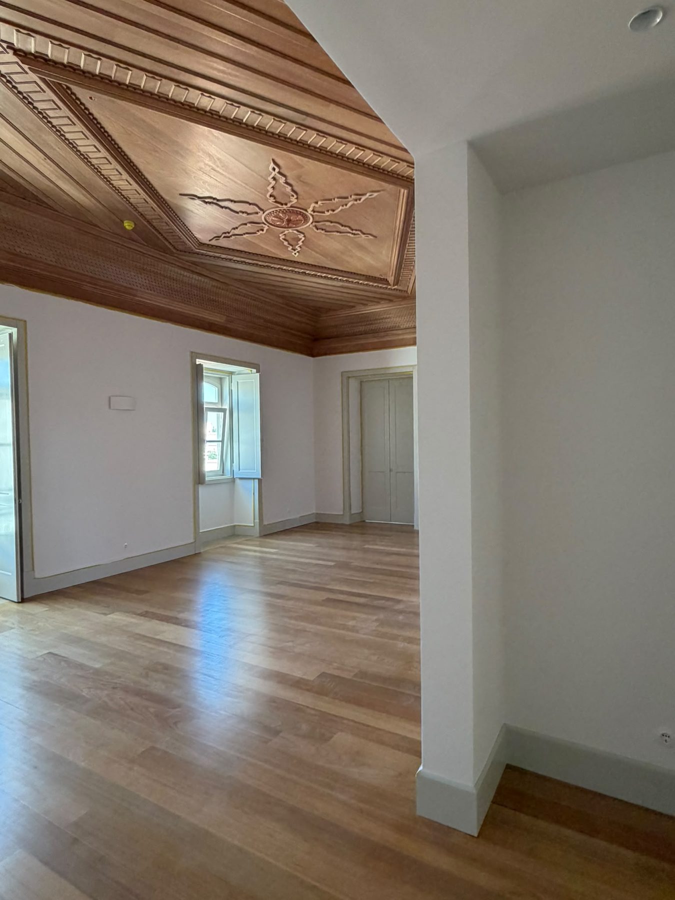 Casa da Coroa — room with the original carved-wood ceiling
