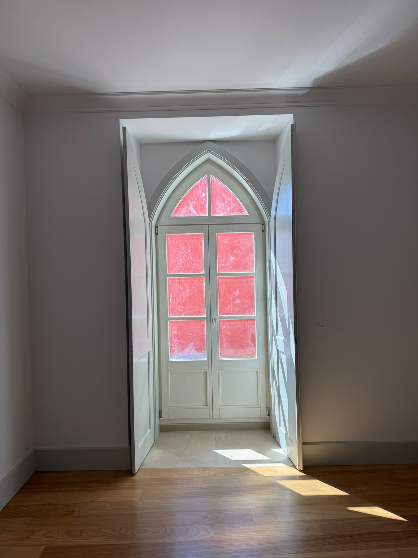 Casa da Coroa — restored Gothic arched window with coloured glass