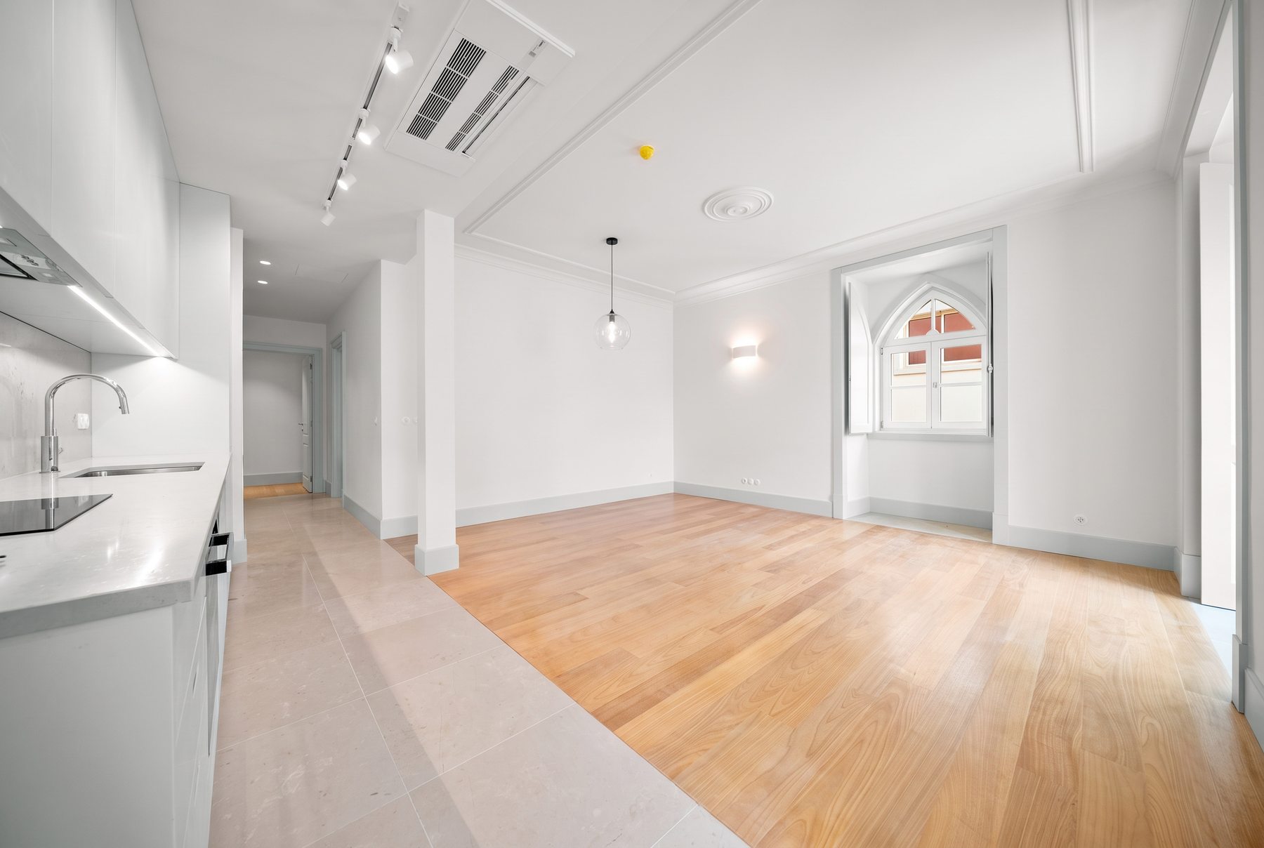 Casa da Coroa T1 — kitchen run and living room towards the window