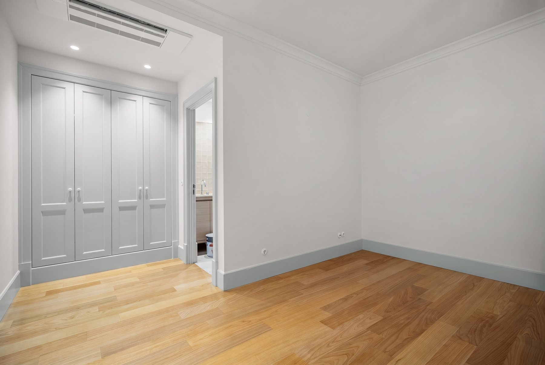 Casa da Coroa T3 duplex — bedroom with full-height built-in wardrobes