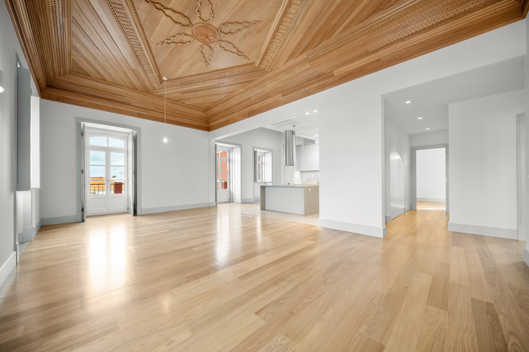 Living room of a three-bedroom apartment to rent in Alcantarilha, under a hand-made timber ceiling