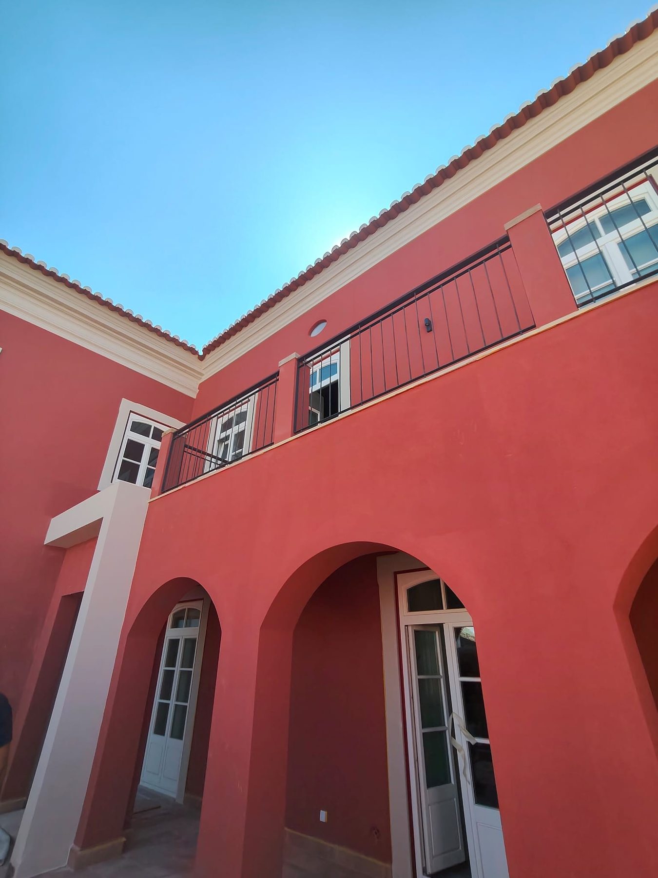 Casa da Coroa — inner courtyard with arched openings and the first-floor balconies