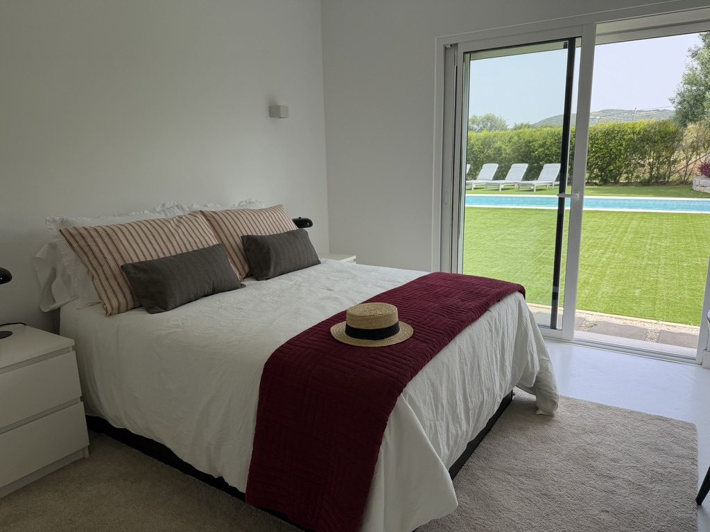 Vale da Rosa, Estoi — double bedroom with sliding doors opening onto the garden and pool