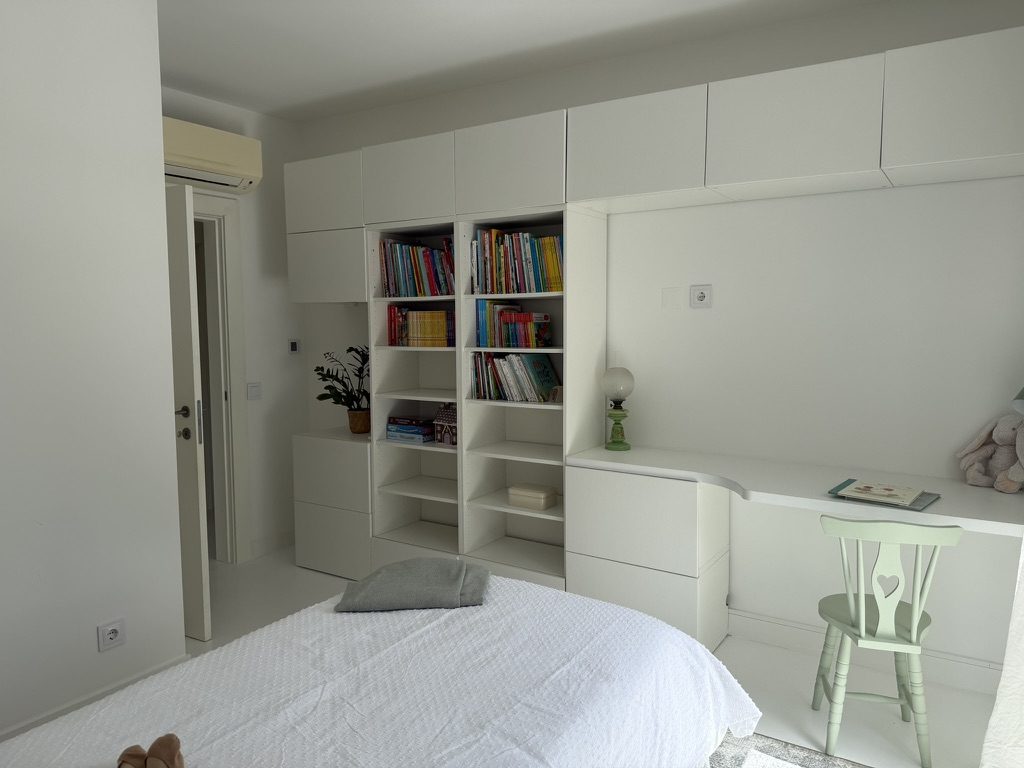 Vale da Rosa, Estoi — fourth bedroom with fitted white bookshelves and a study nook