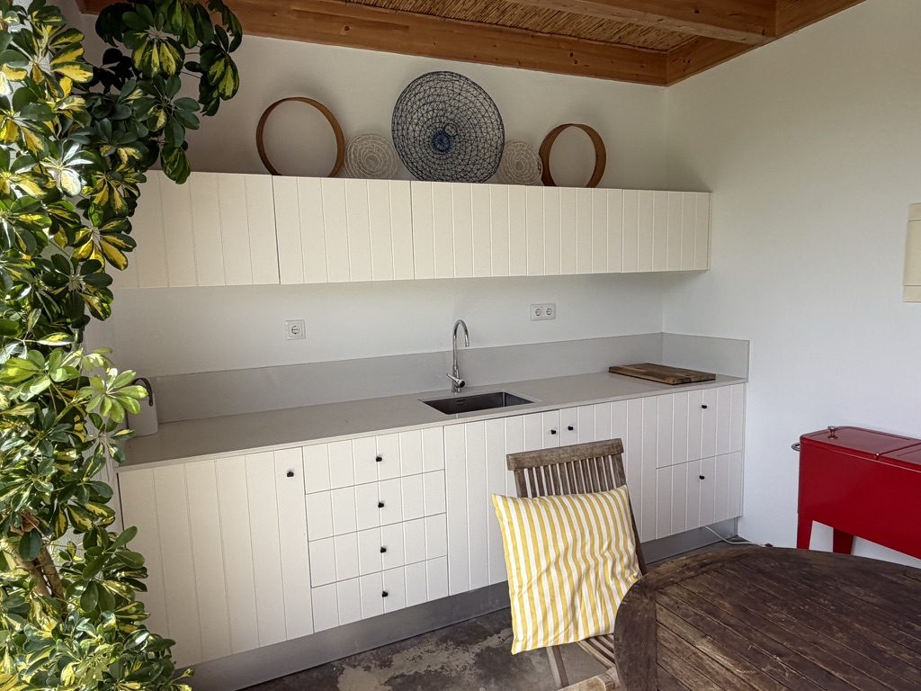 Vale da Rosa, Estoi — kitchen with white cabinetry, wood ceiling and Zimbabwe Anticato granite counters