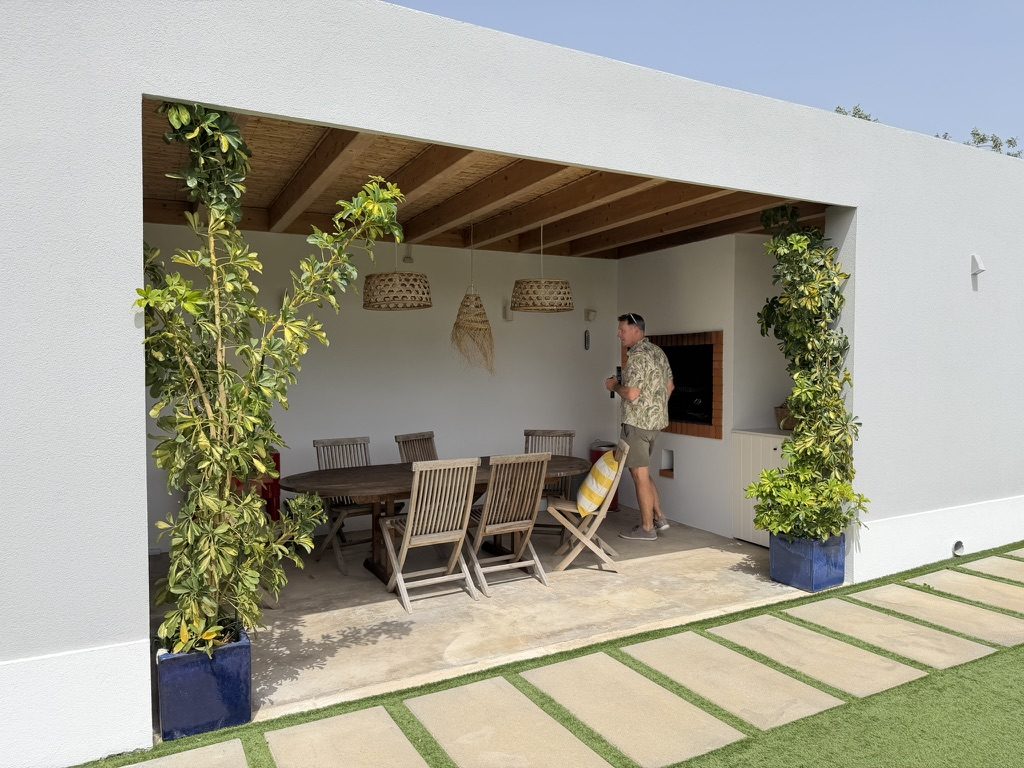 Vale da Rosa, Estoi — covered outdoor dining patio under wooden beams