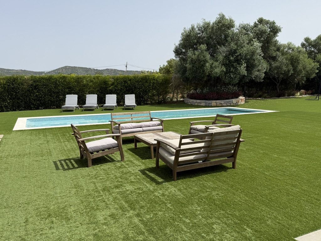 Vale da Rosa, Estoi — pool deck with sun loungers
