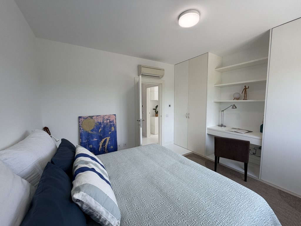 Vale da Rosa, Estoi — single bedroom with built-in storage and view to the garden