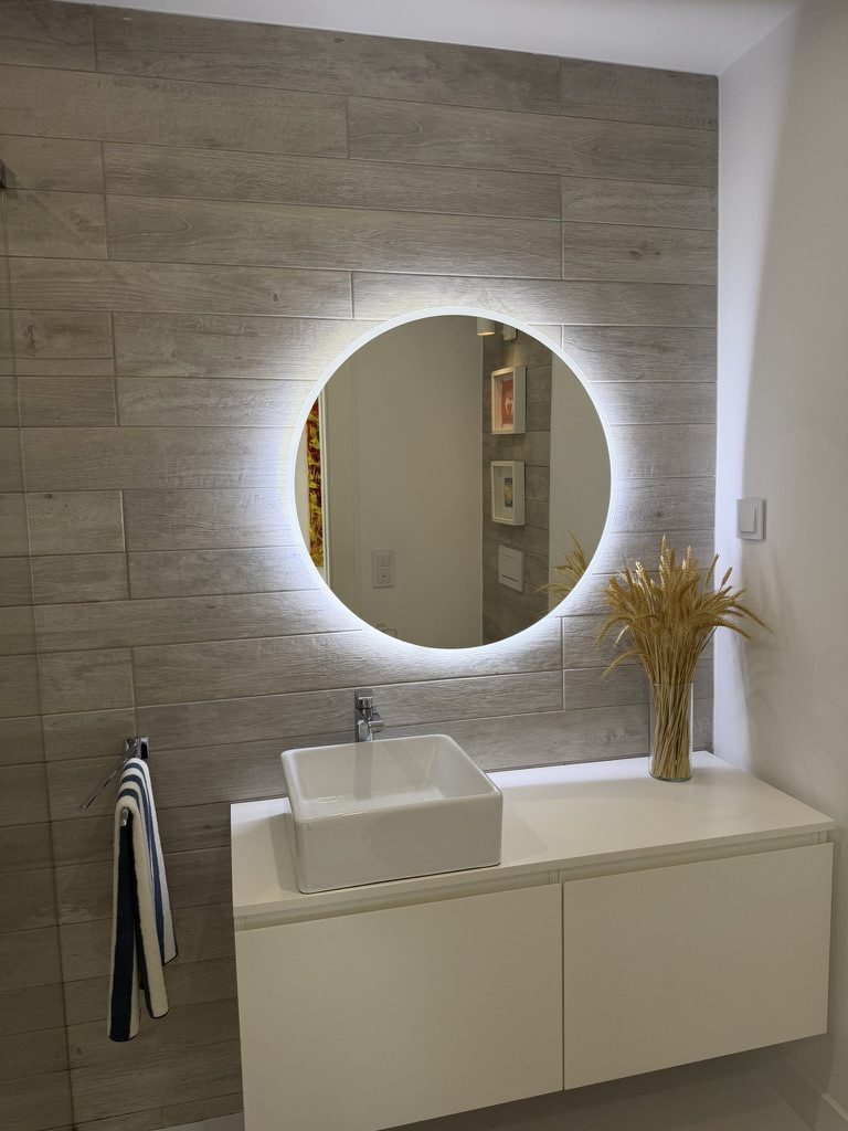 Vale da Rosa, Estoi — bathroom with backlit round mirror, BRUMA taps and SANITANA sanitaryware