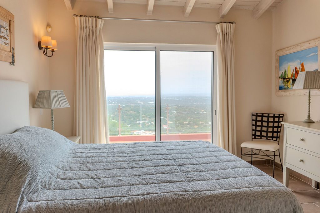 Estoi country estate — double bedroom with a sea view