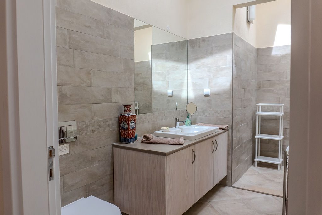 Estoi country estate — bathroom with a walk-in shower