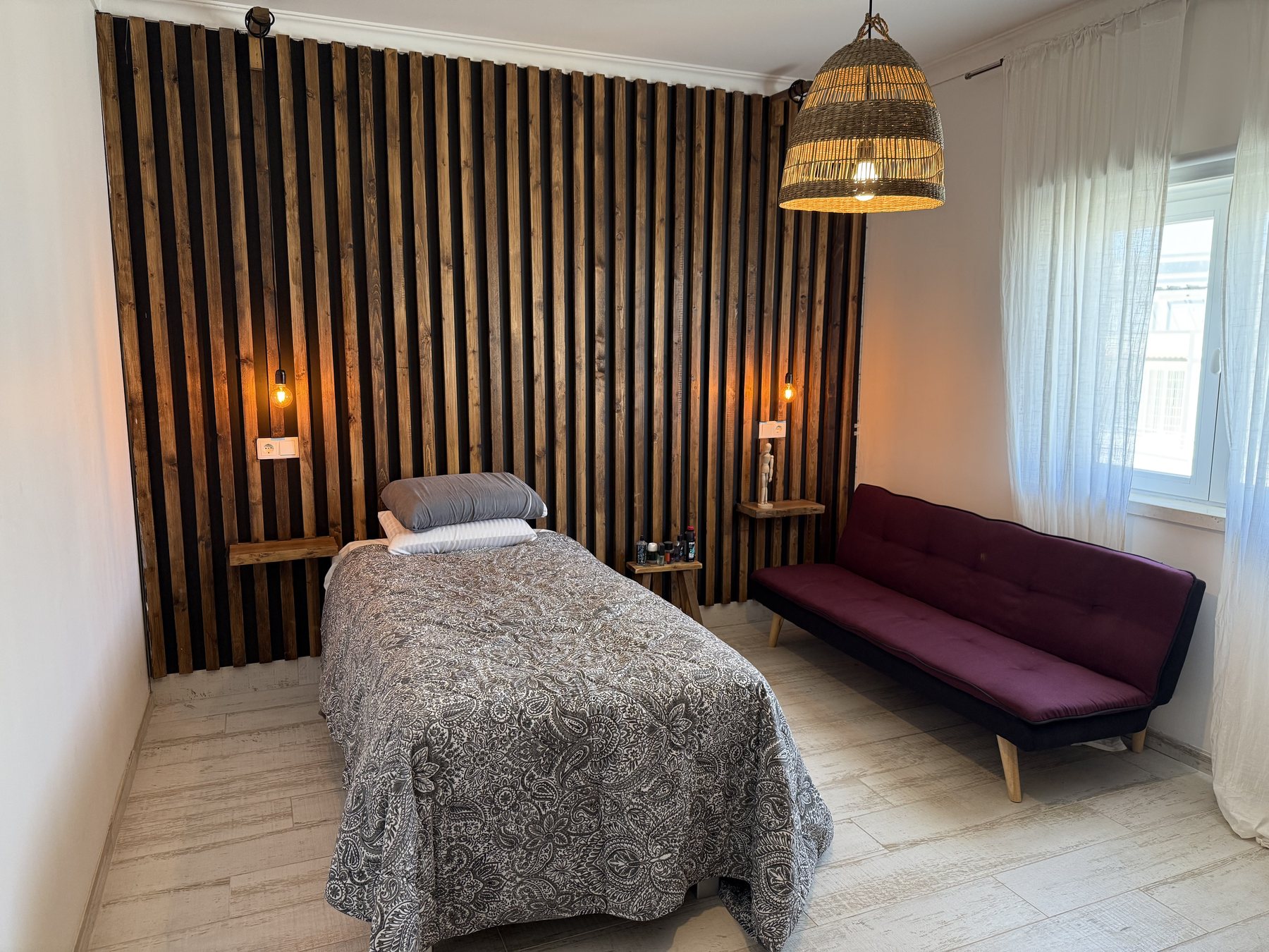 Fuseta villa — master bedroom with slatted wood feature wall