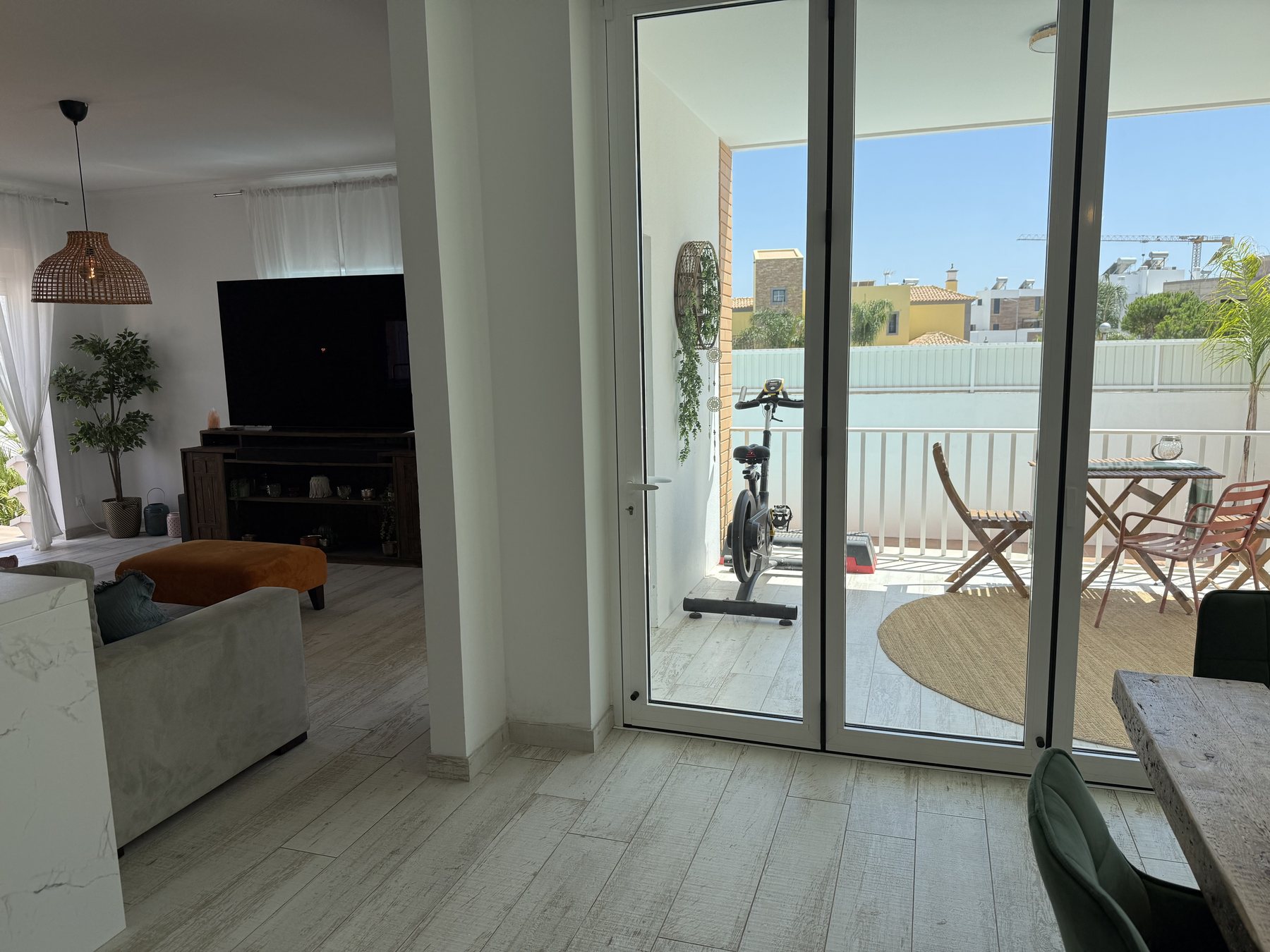 Fuseta villa — living space with balcony access