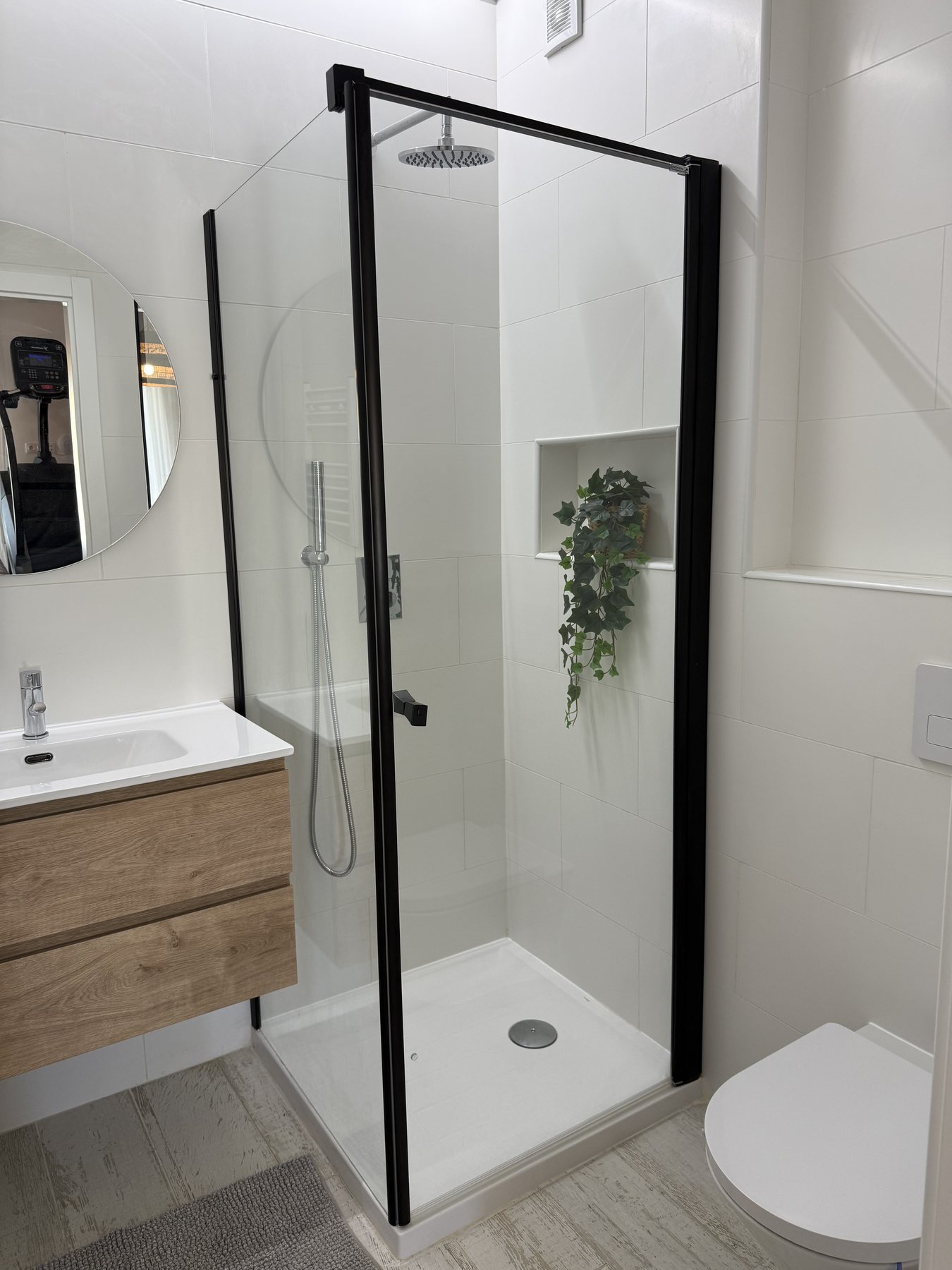 Fuseta villa — bathroom with walk-in shower