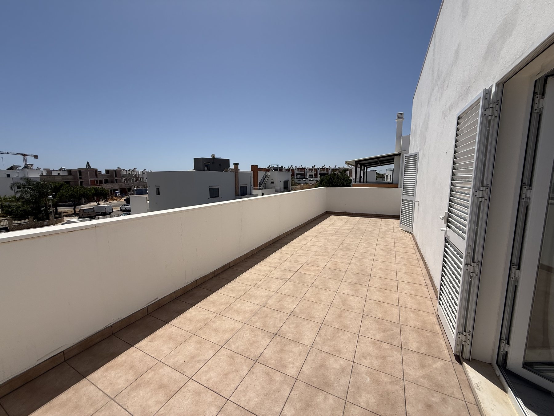 Rooftop terrace with open views over the town and the Ria Formosa