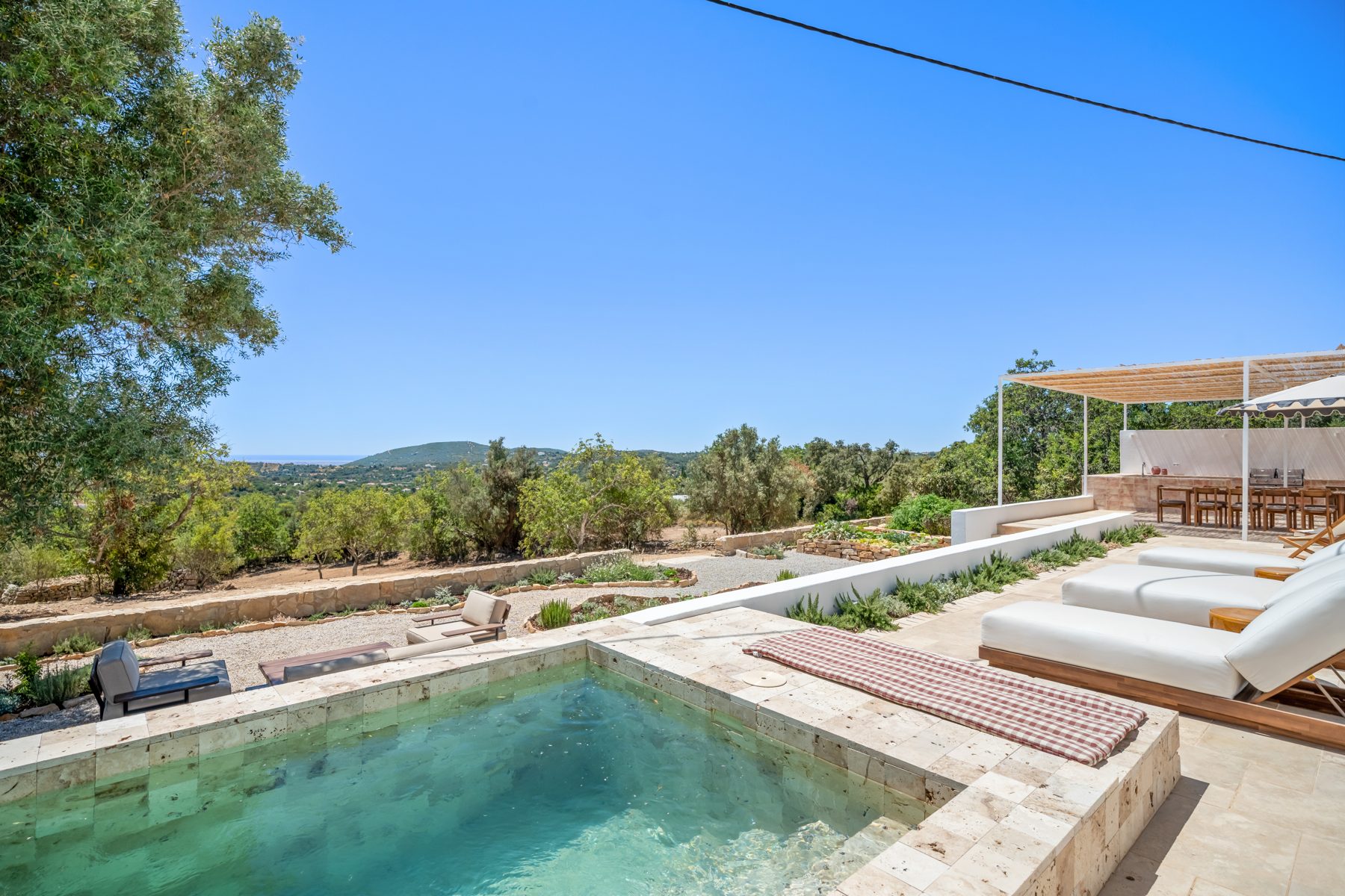 Santa Bárbara de Nexe — pool terrace with countryside views