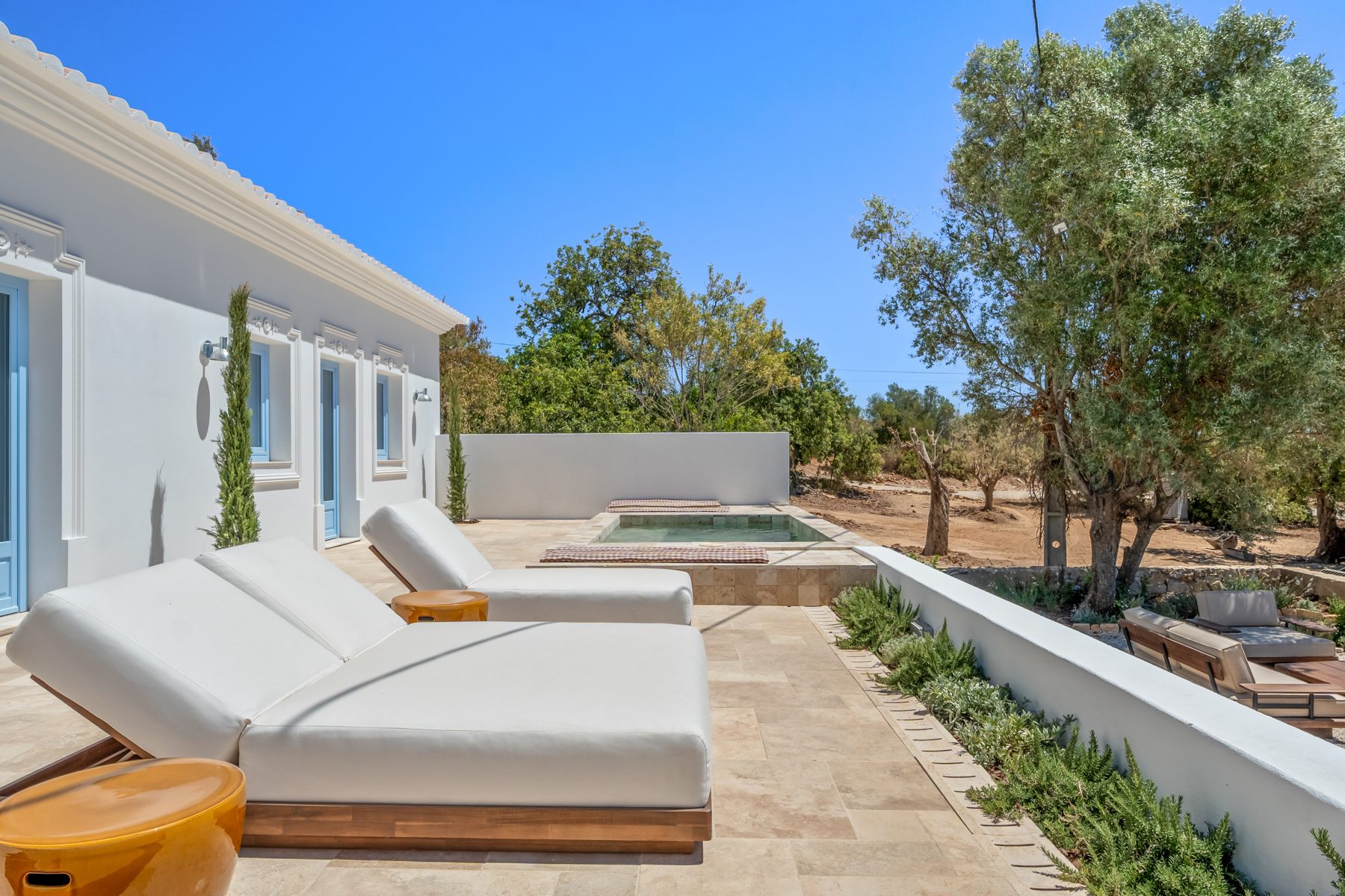 Santa Bárbara de Nexe — south-facing sun terrace and plunge pool