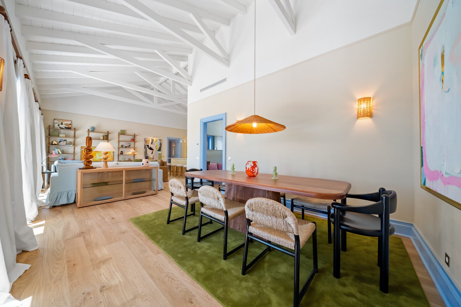 Santa Bárbara de Nexe — open-plan dining under the beams