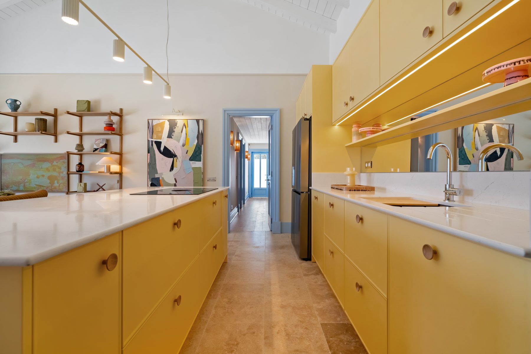 Santa Bárbara de Nexe — kitchen with Silestone worktops