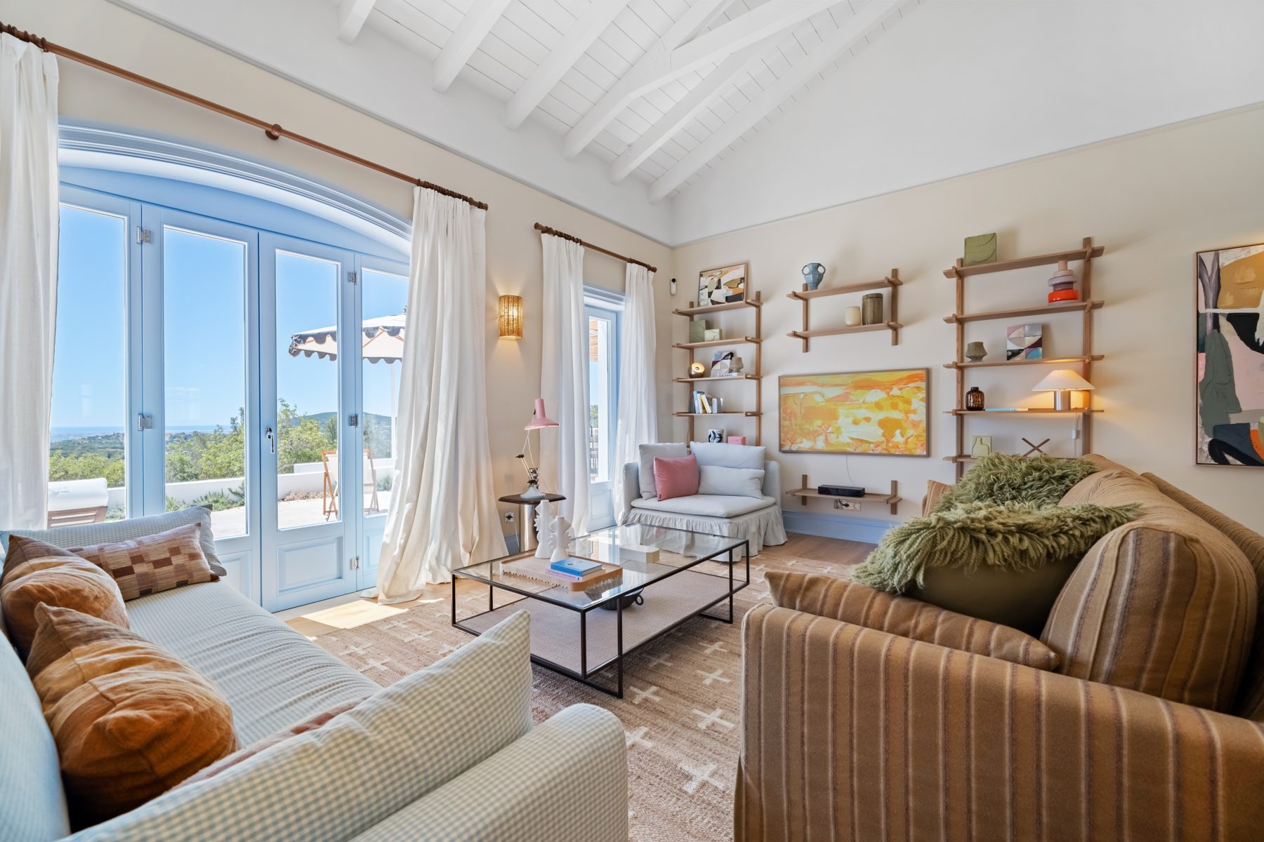 Santa Bárbara de Nexe — living room with doors to the garden