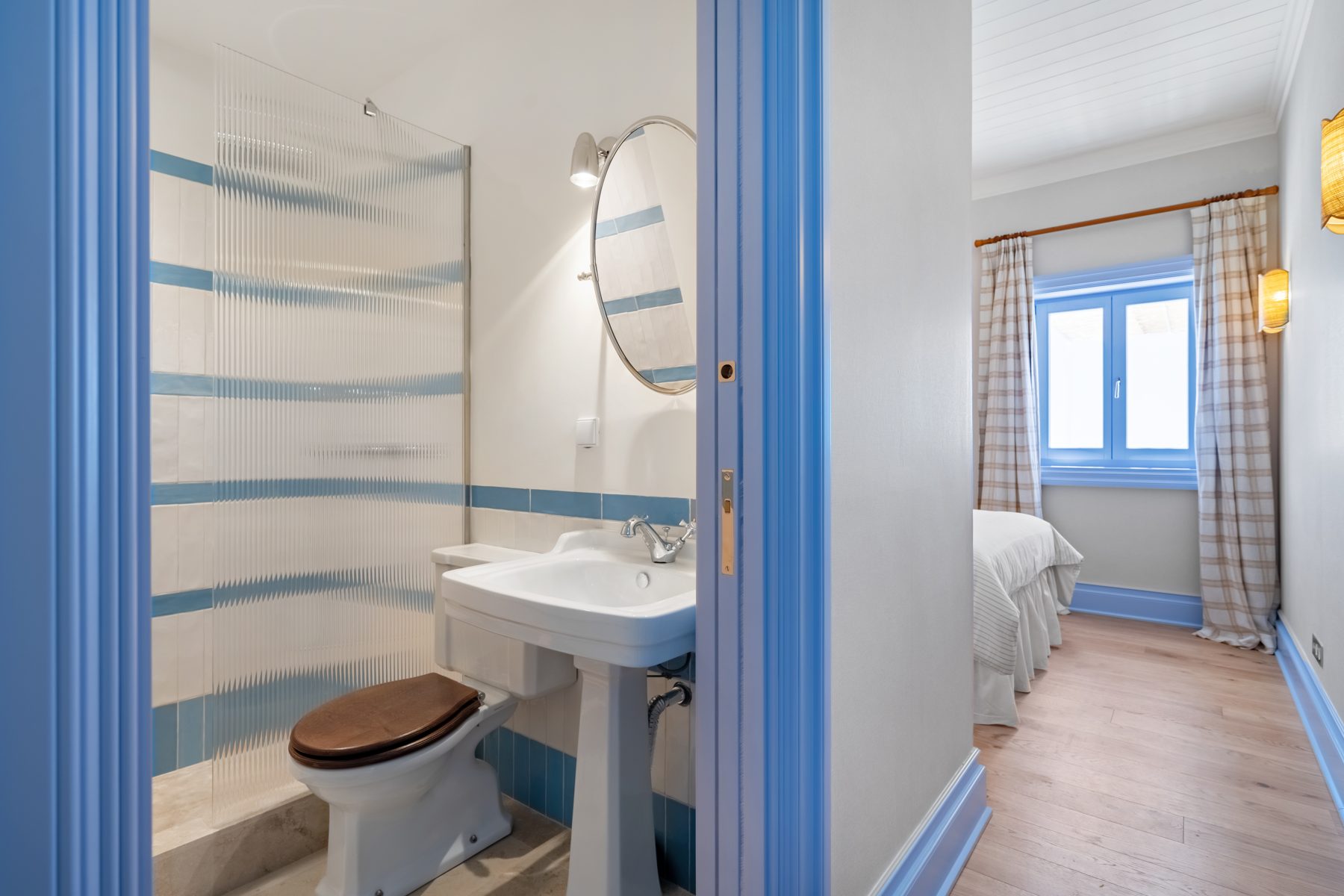 Santa Bárbara de Nexe — en-suite shower room