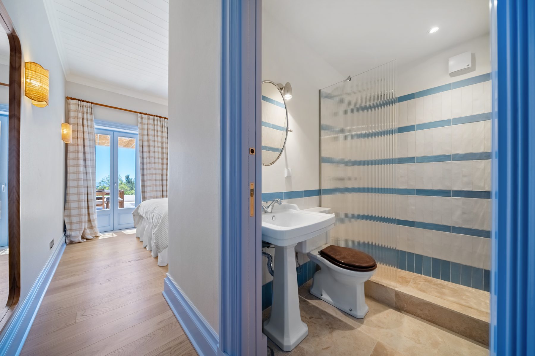 Santa Bárbara de Nexe — bathroom with a walk-in shower