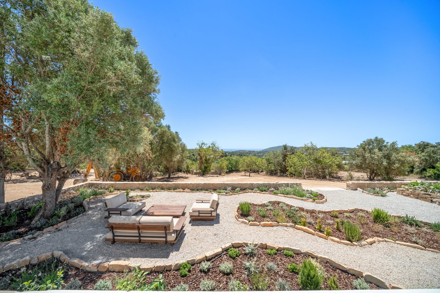 Santa Bárbara de Nexe — gardens and olive groves
