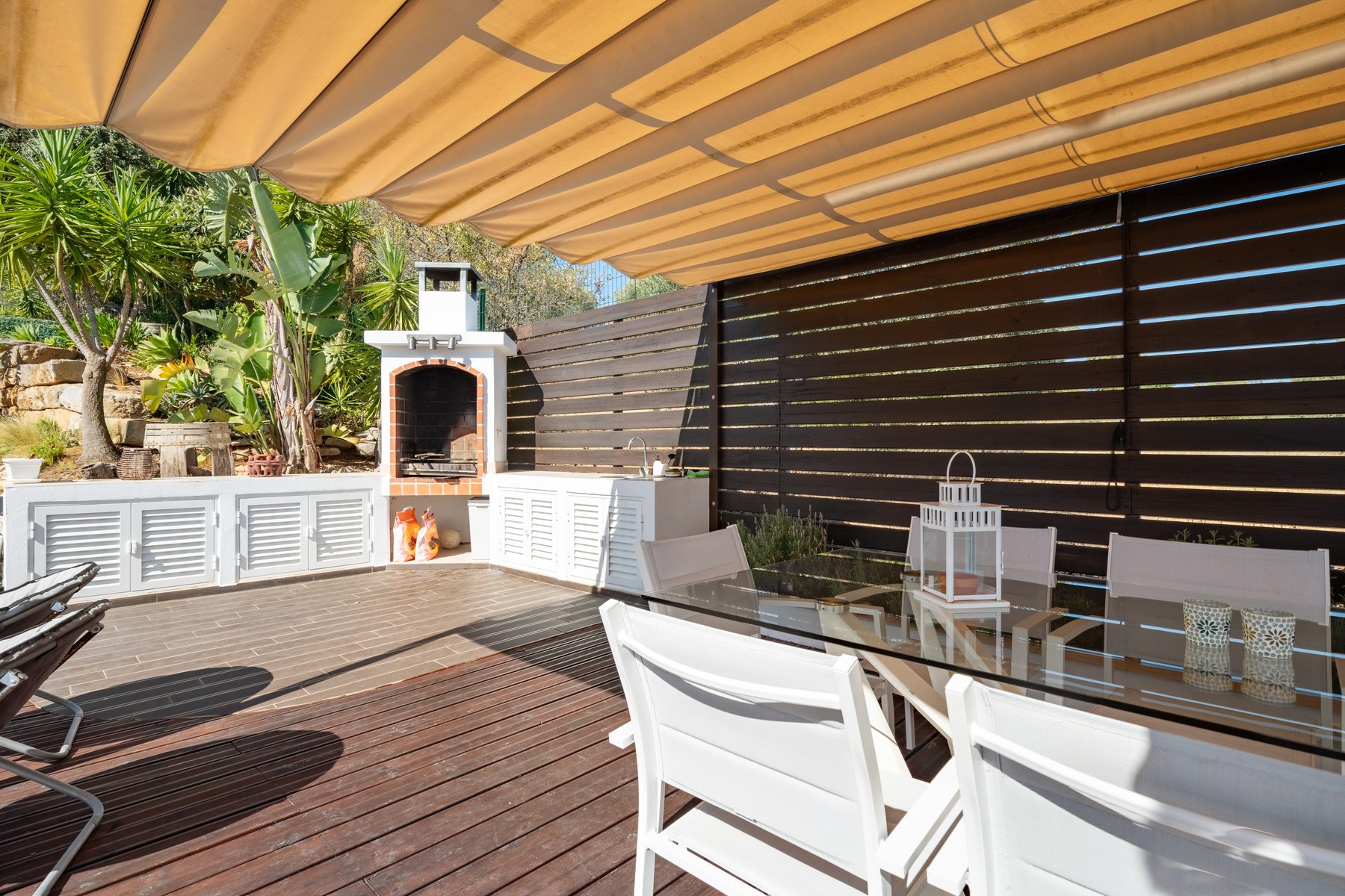 São Brás Villa — outdoor kitchen with barbecue on the deck