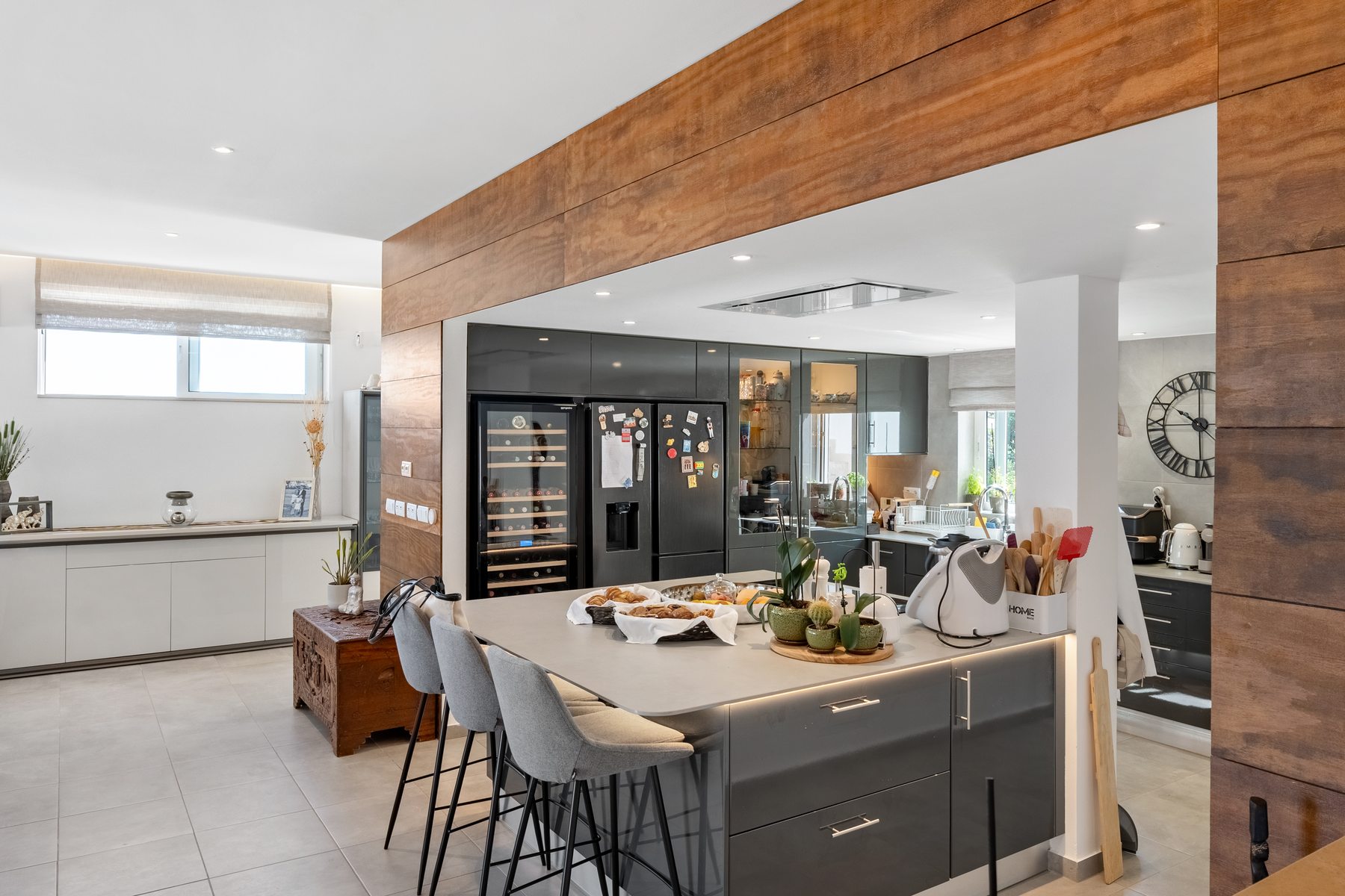 São Brás Villa — kitchen with island and breakfast bar