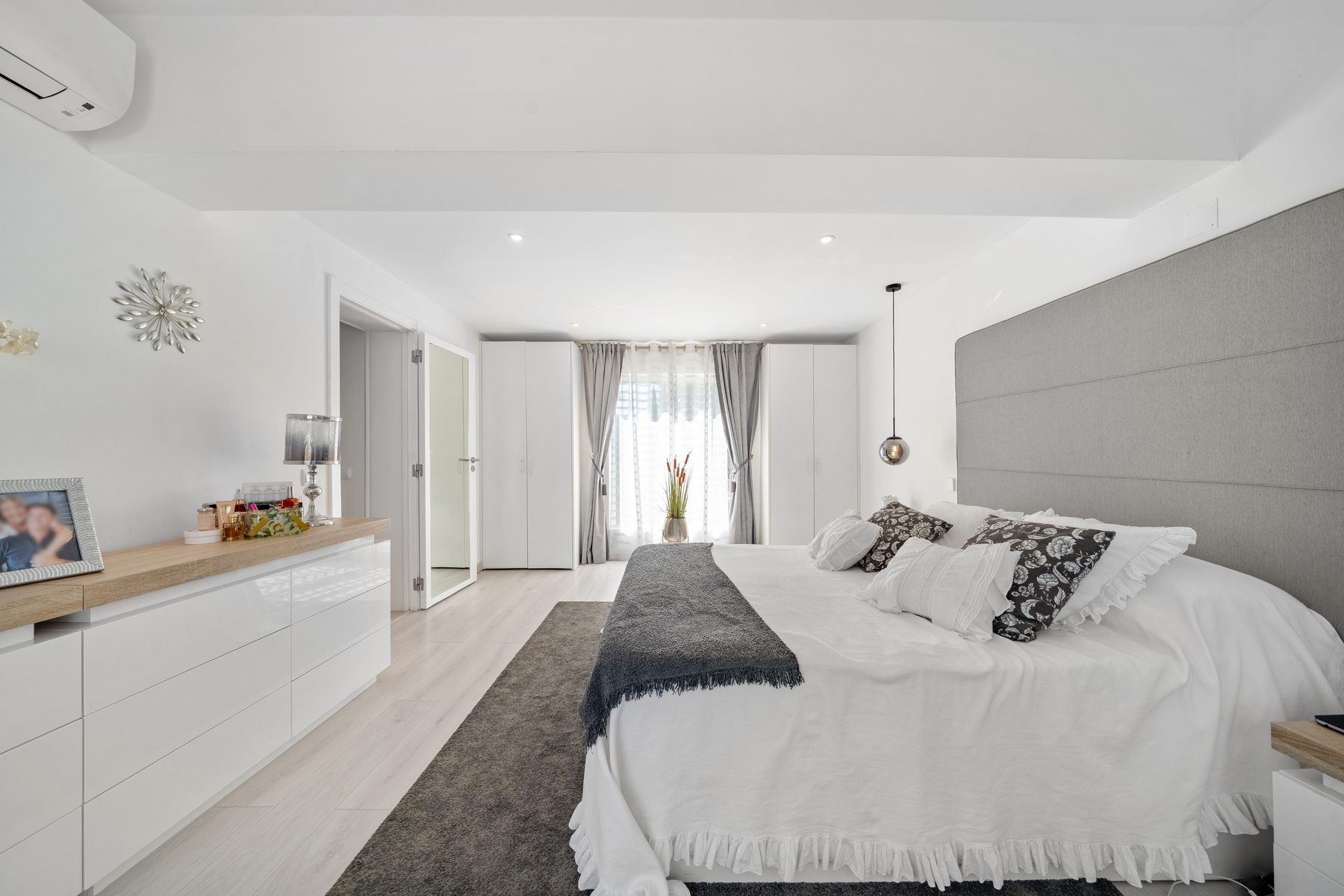 São Brás Villa — master bedroom