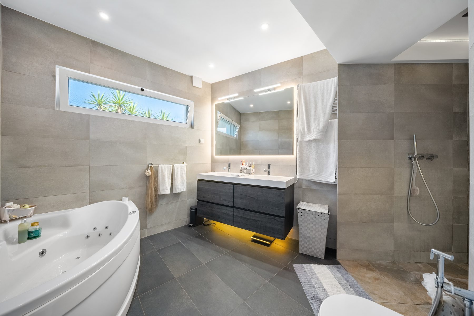 São Brás Villa — master en-suite with jet bath