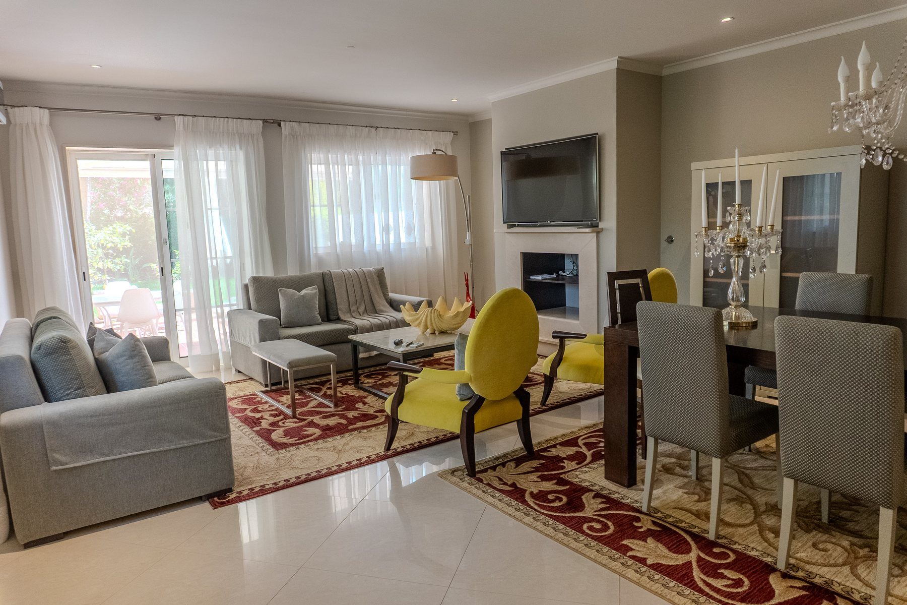 Vila Sol end-terrace, Palmyra — open-plan living and dining