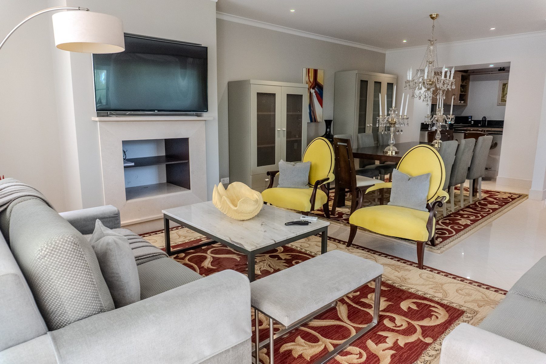 Vila Sol end-terrace, Palmyra — living room with fireplace