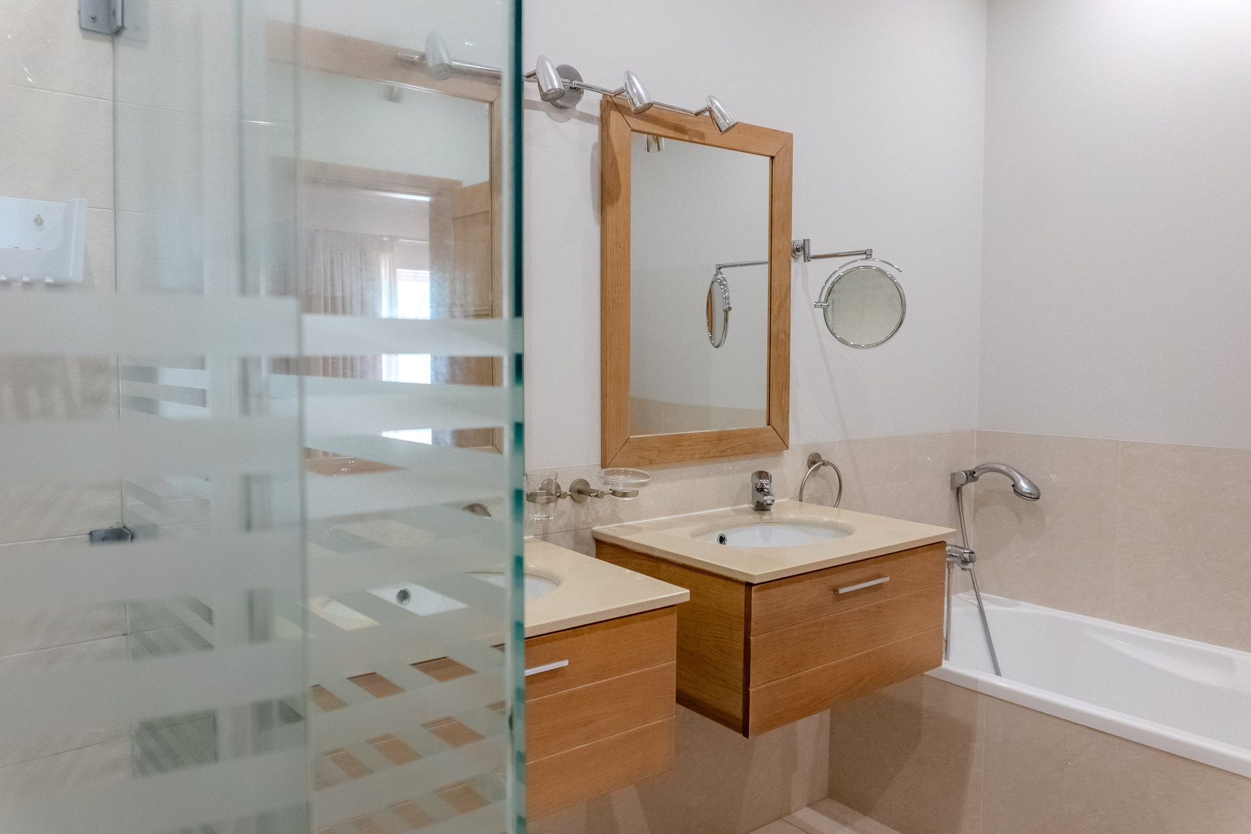 Vila Sol end-terrace, Palmyra — family bathroom with bath