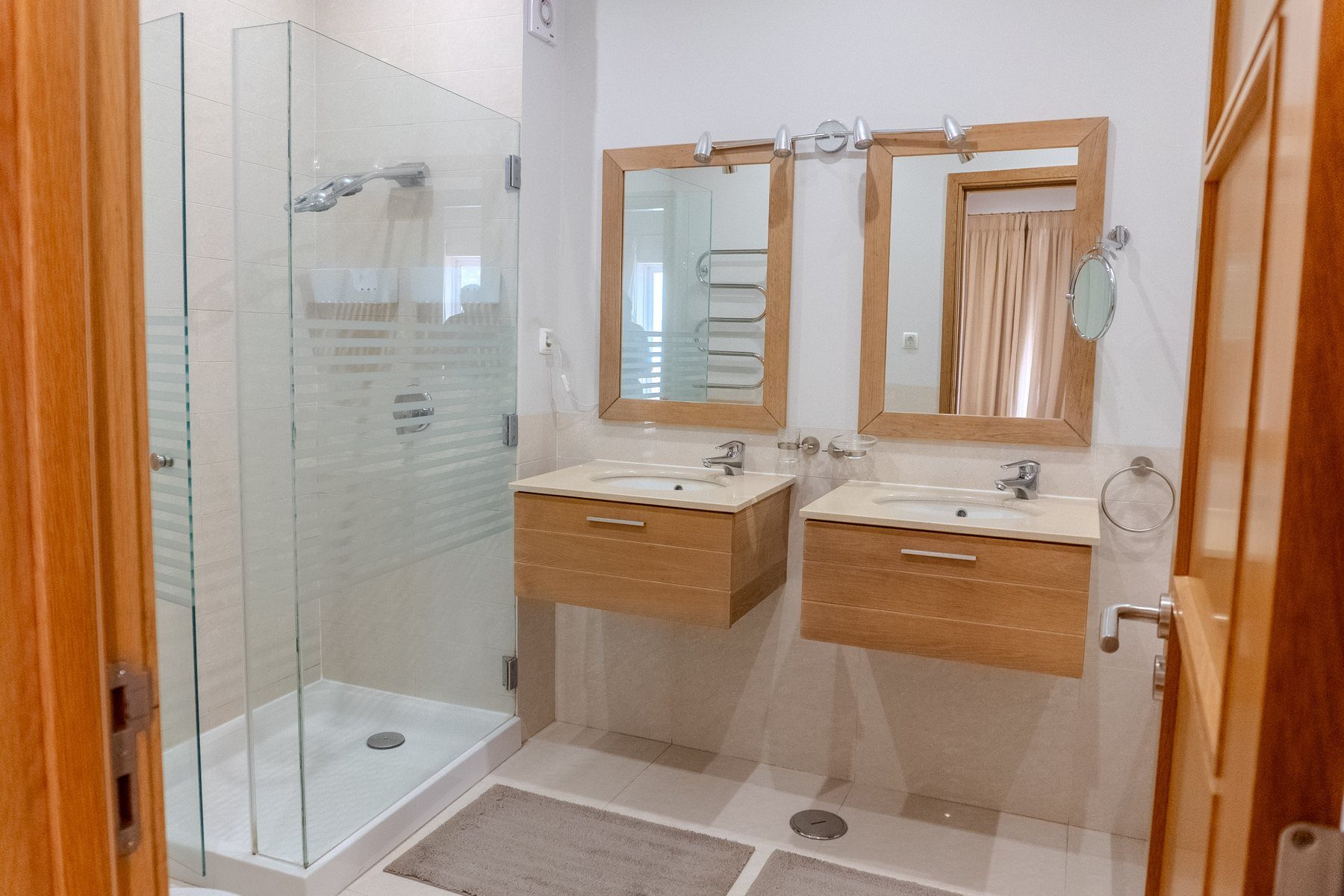 Vila Sol end-terrace, Palmyra — en-suite shower room