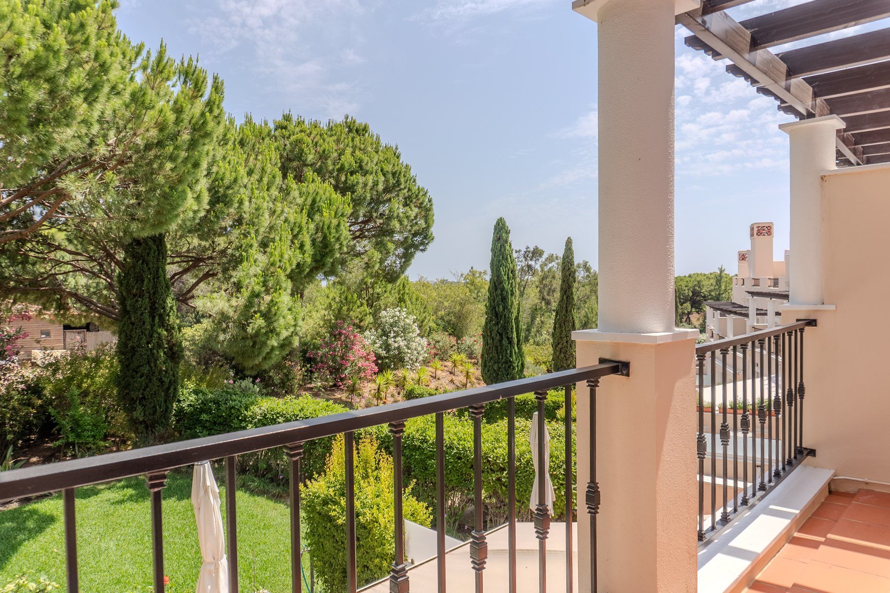 Vila Sol end-terrace, Palmyra — balcony garden view